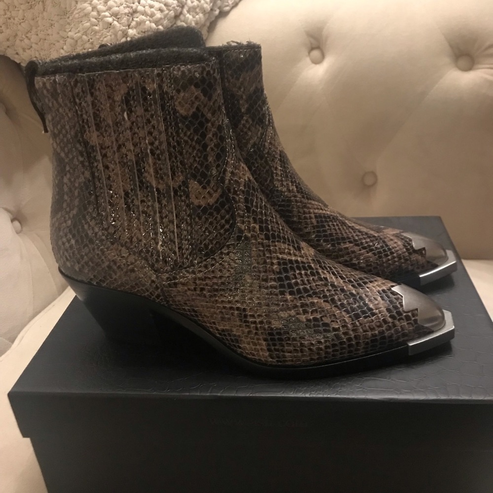 Ash boots